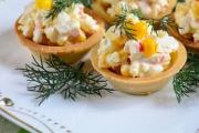 Tartlets with crab sticks and egg - a simple and favorite snack with a taste of the holiday