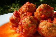 Meatballs with vegetables and gravy