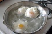 How to cook a poached egg at home in cling film, bag, slow cooker and microwave with and without vinegar?