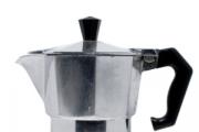 The main differences between a coffee maker and a coffee machine