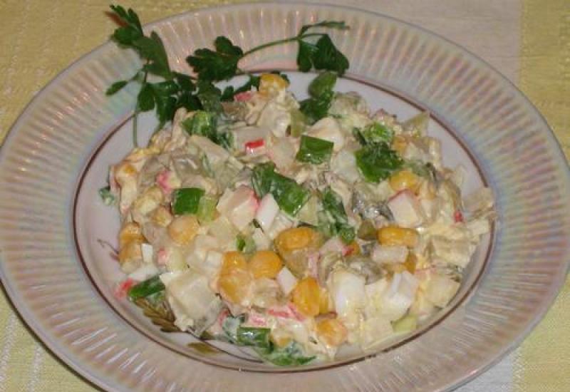 Рецепты салатов с кальмарами и кукурузой Салат с кальмарами сухариками и кукурузой