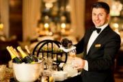 What are the responsibilities of a restaurant administrator?