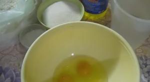 Тонкие блины на воде с яйцами