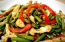 Hot salad: recipes with chicken, meat and vegetables