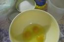 Тонкие блины на воде с яйцами