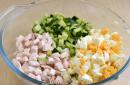 Hearty salads with honey agarics: simple recipes